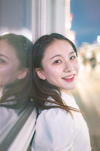 明るい笑顔で写真に写る村上さん／村上さん（@karen0v0no1）提供