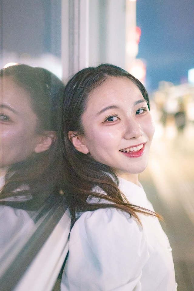 明るい笑顔で写真に写る村上さん／村上さん（@karen0v0no1）提供