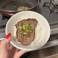 夫がいない夜、ひとりで「キッチン焼肉」を開催＝NAPPAさんのX（@__mogn）より