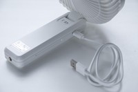 付属のType-Cケーブルにより約4時間でフル充電できる。グリップ下部には1/4インチのネジ穴も。