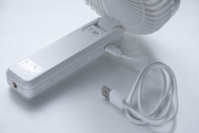 付属のType-Cケーブルにより約4時間でフル充電できる。グリップ下部には1/4インチのネジ穴も。