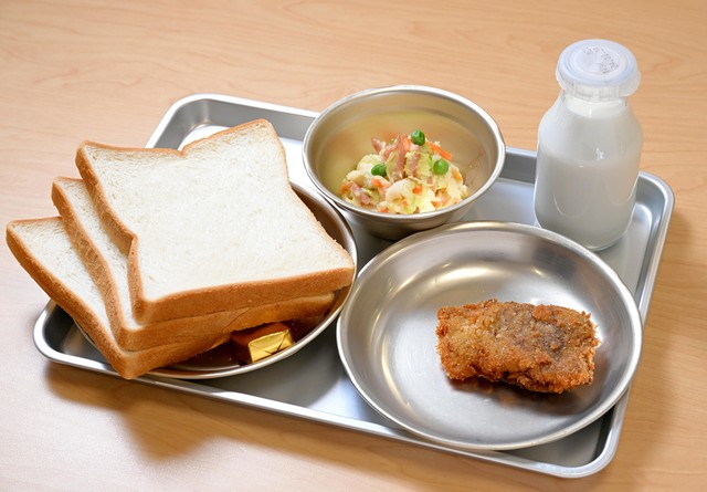 昭和４０年代初めの献立。クジラのカツ、ポテトサラダ、食パンとマーガリン、牛乳
