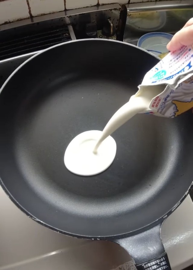 とろとろキャベツのチーズソースの調理風景/ハクライドウさん（@hakuraidou）提供