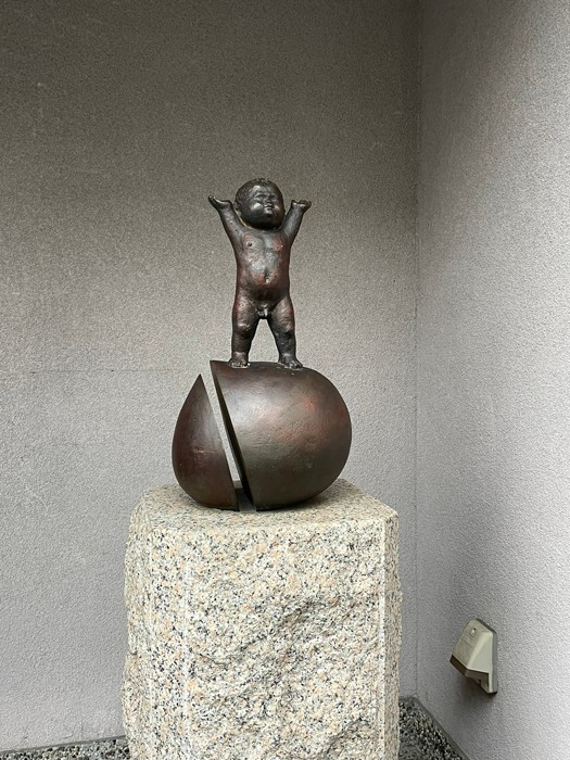 聞いてた割れ方と違う」桃太郎像が話題に 斬新な彫刻の作者はだれ？30