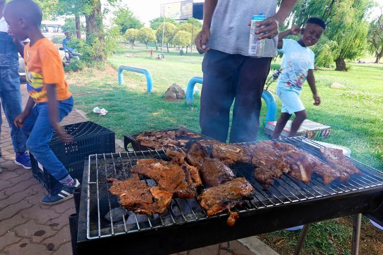 南アフリカの夏の風物詩ブライ。自前のグリルでスパイスの利いた肉を焼く人たちで公園はにぎわっていた