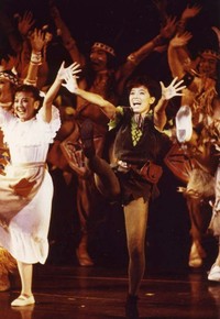 「ピーターパン」で共演した比企理恵（左）と榊原郁恵＝2010年