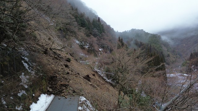 土砂崩れの現場（新見市提供）