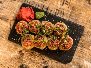 戦場で寿司を出すレストラン　ウクライナ東部、ロシアの占領地を抜け生魚を届ける日々