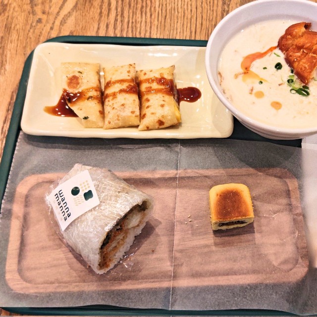 鹹豆漿や台湾おにぎりが並ぶ台湾朝食セット／大畠順子さん（@oohatasan）提供