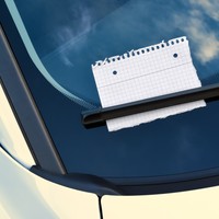 車のワイパーに挟まれたメモ　※画像はイメージです（trendobjects/stock.adobe.com）