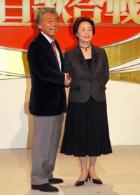 みのもんたさん（左）と山根基世アナウンサー＝2005年