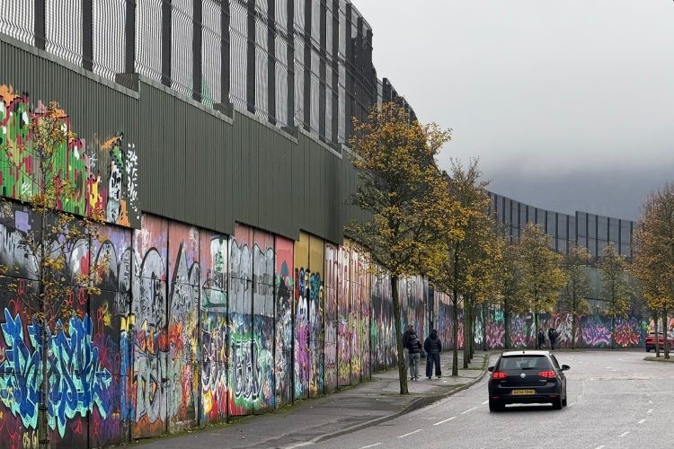 プロテスタント系、カトリック系それぞれの住民が多く暮らす二つの通りの間に設置されている「平和の壁」