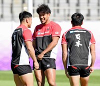 スコットランド戦に向けて調整　中村亮土（左）と笑顔で話す山中亮平＝９日、東京都内