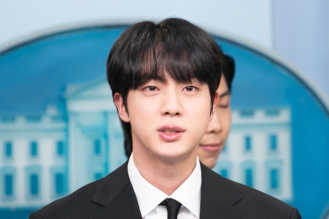 米ホワイトハウスの定例会見で記者団に韓国語で話すBTSのJINさん