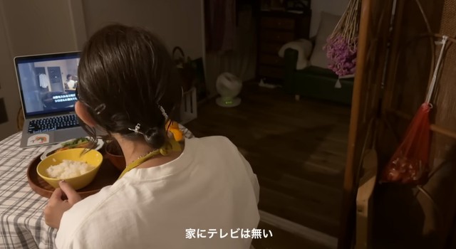 自宅ではパソコンで「見たいものだけを見る」生活なのだそう／こよみさん提供