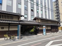 実はホテルの1階に「松屋」が入っていました（鹿取茂雄さん提供）