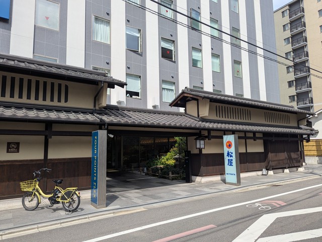 実はホテルの1階に「松屋」が入っていました（鹿取茂雄さん提供）