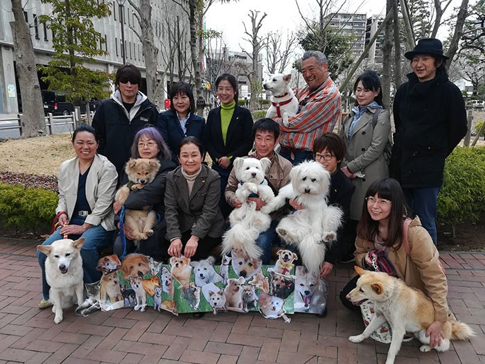 アリスの会のスタッフさん達。ご夫婦で保護活動に参加される方も多いとのこと