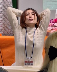 〝ありがちなグラビアアイドルのポーズ〟を演じ分けるおかもとまり＝東京・浅草の「漫画ギャラリーCAFEオカオカ」