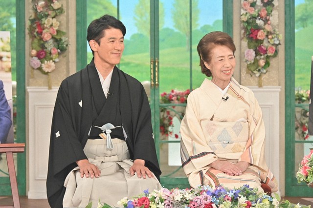 31日放送の「徹子の部屋」に出演する、故大川橋蔵さんの妻・丹羽真理子さん（右）と次男の丹羽貞仁＝テレビ朝日提供
