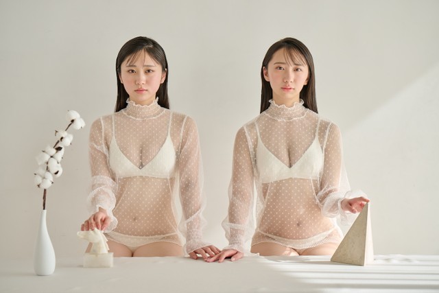 大白桃子（左）と谷乃愛「B.L.T.2023年4月号」(東京ニュース通信社刊、撮影・オノツトム）より