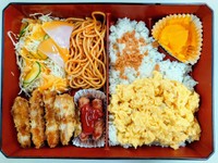 秋季限定メニューの「オータムボックス」（出前８５０円）。ご飯を覆うスクランブルエッグとサケフレークがうれしい