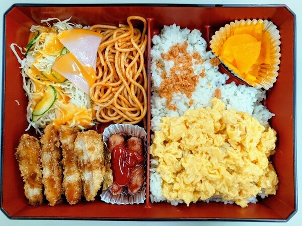 秋季限定メニューの「オータムボックス」（出前８５０円）。ご飯を覆うスクランブルエッグとサケフレークがうれしい