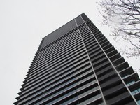 十三にそびえ立つ「ジオタワー大阪十三」