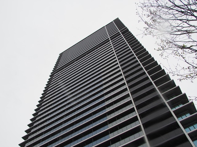 十三にそびえ立つ「ジオタワー大阪十三」