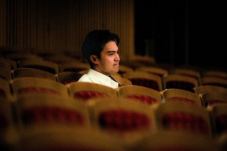 自分が弾いていないときには、客席の後方に座り、オーケストラの音を確かめていた＝2025年7月、東京都港区・サントリーホール、山本倫子氏撮影