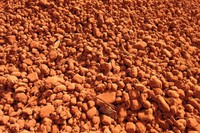 土れんがの材料となるラテライト＝2023年12月23日、セネガル西部、荒ちひろ撮影