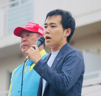 告発状提出後、明石署前で演説する代理人弁護士の川崎貴浩氏（右）と立花孝志氏＝7月18日