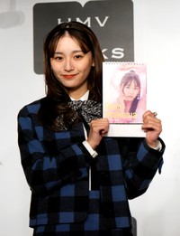 自身の「2024カレンダー」を手にする浅川梨奈＝都内