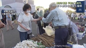 早朝から大勢の買い物客でにぎわう　宮城・栗原市若柳でお盆市