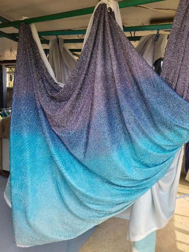 ドレスを自身で染色している様子/サリエさん（@hummel827）提供