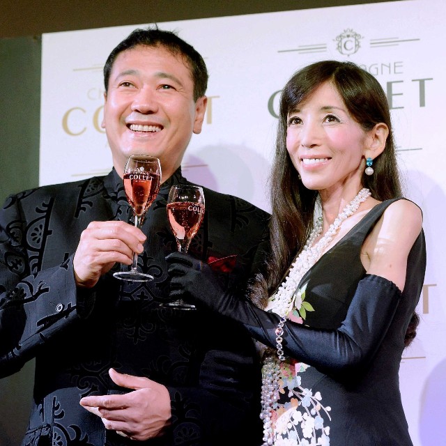 鎧塚俊彦氏（左）と川島なお美さん＝2015年