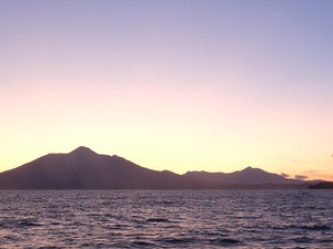 2019年9月13日　交流船「えとぴりか」から望む北方領土・国後島の夕景。左の山が爺爺岳