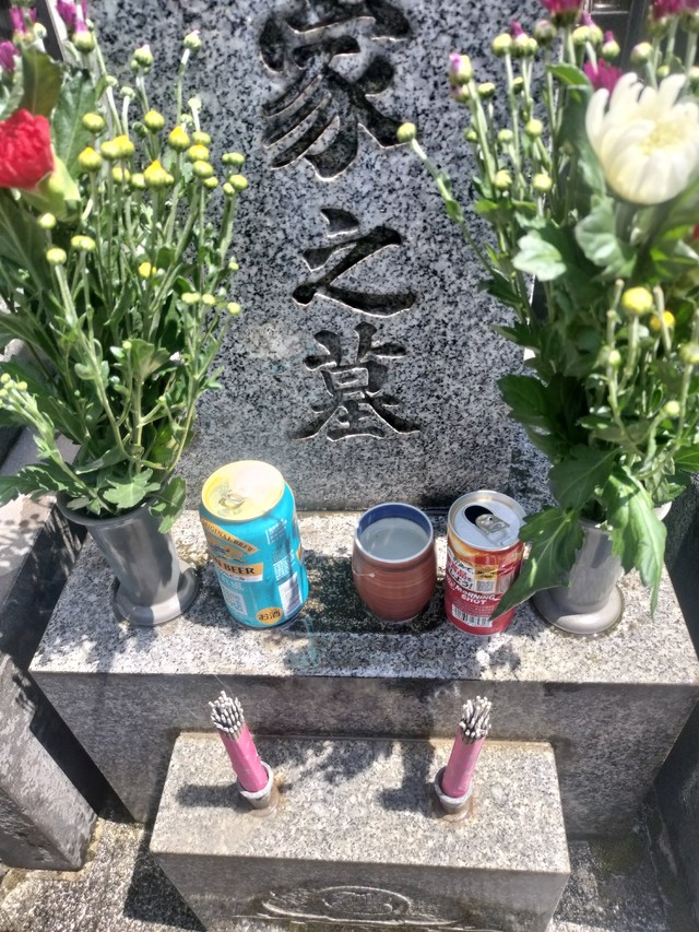 収監前に墓参をしたというちゃんぶーさん（ちゃんぶーさん提供）