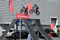 二人そろって大ジャンプ