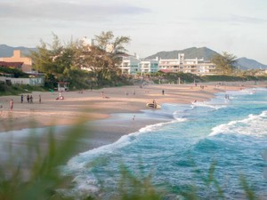 日が照る海岸、大好きな彼の前で、Tシャツを脱ぐことができなかった