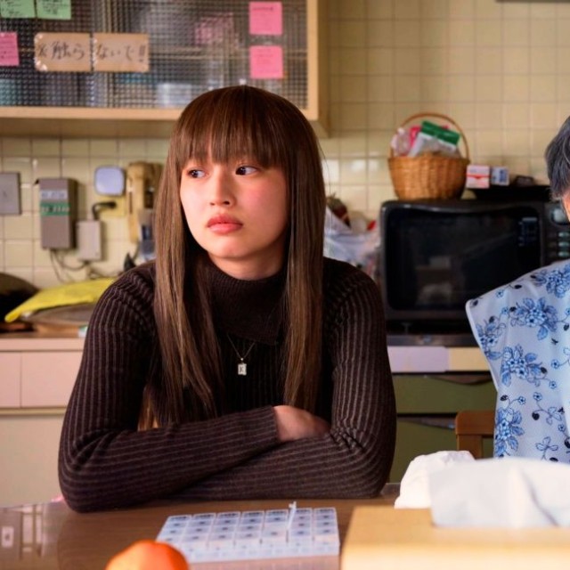 右：認知症の女性をスッピンで演じる研ナオコ