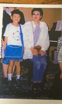 お母さんと写る小学生の頃の小籔さん
