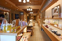 日本の木材などをつかいリニューアルしたショップスペース