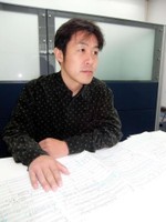 自ら書いた楽譜を前に語る大江汽笛＝神戸市のデイリースポーツ