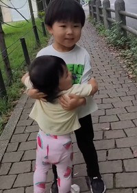 ギューっと抱き合う仲良しなふたり（提供：＠yutapapa_ikujiさん）