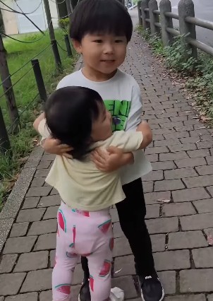 ギューっと抱き合う仲良しなふたり（提供：＠yutapapa_ikujiさん）
