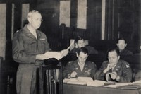 横浜法廷で裁判進行の諸手続きを打ち合わせる弁護人、ジョン・ディッキンソン中佐（左）