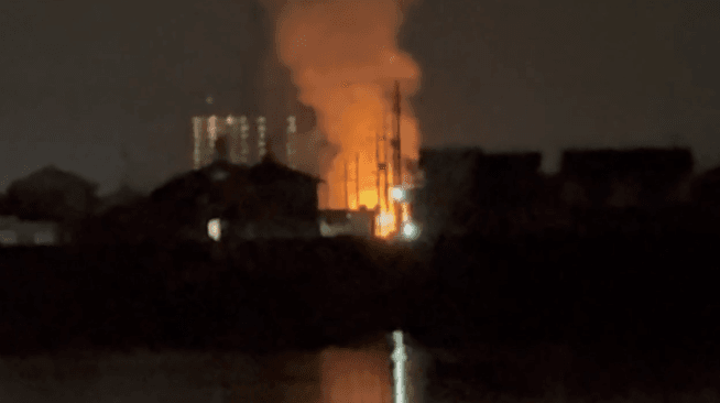 【速報】岡山市南区福吉町で住宅火災か　消防が消火活動中　13日午前1時現在