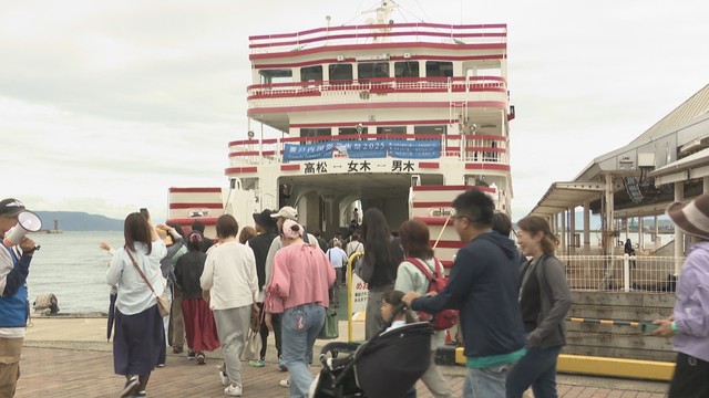 瀬戸内国際芸術祭の春会期最終日　高松港は朝から大勢の観光客らでにぎわう　香川