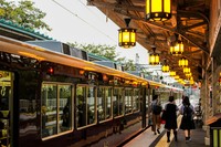 6300系と嵐山駅(詠人 岡田/stock.adobe.com)
